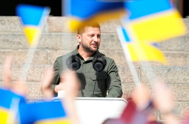 Le président ukrainien Volodymur Zelensky s'adresse à la foule rassemblée devant le Parlement danois, le 21 août 2023 à Copenhaugue