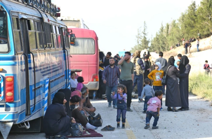 Des combattants rebelles et leurs familles évacués de Douma vers le nord-ouest syrien, le 13 avril 2018. Ces évacués restent sans illusion après les frappes occidentales en Syrie.