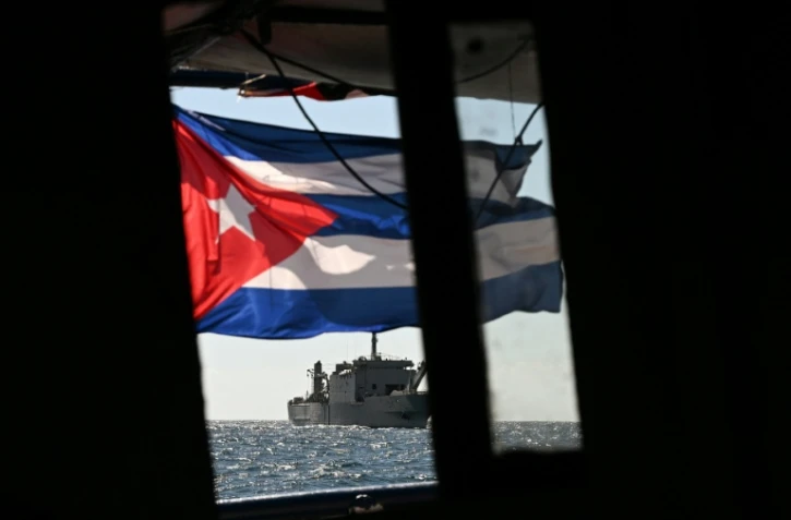 Un navire de la marine mexicaine prêt à porter assistance au bateau Maguro faisant partie du convoi "Nuestra America" d'aide humanitaire à destination de Cuba, le 21 mars 2026 en mer des Caraïbes