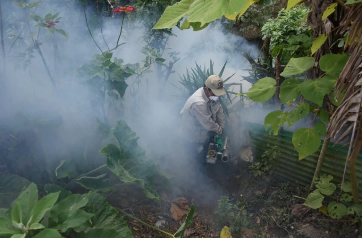Un homme utilise des fumigènes pour éliminer des moustiques Aedes aegypti, vecteurs notamment du virus Zika, à Guatemala, le 5 février 2016