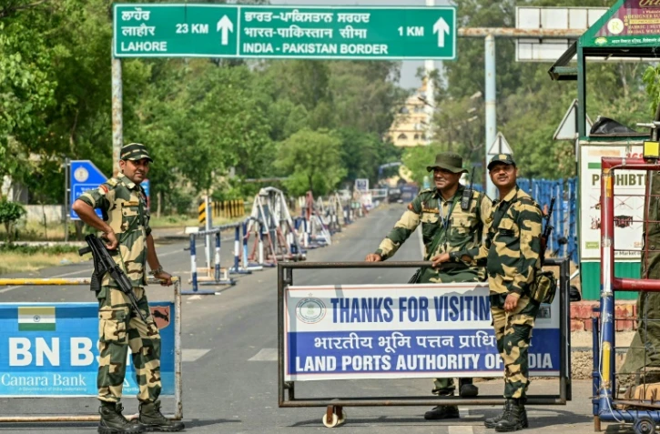 Des membres des forces de sécurité indiennes surveillant la frontière avec le Pakistan, au poste de Wagah, le 2 mai 2025