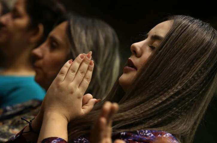 Des chrétiens en Irak prient à l'église de la Mère de la Miséricorde à Erbil, capitale de la région autonome kurde, dans le nord du pays, le 25 octobre 2015.