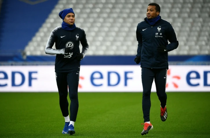 Les attaquants des Bleus Kylian Mbappé (g) et Alassane Pléa en séance d'entraînement au Stade de France le 21 novembre 2018