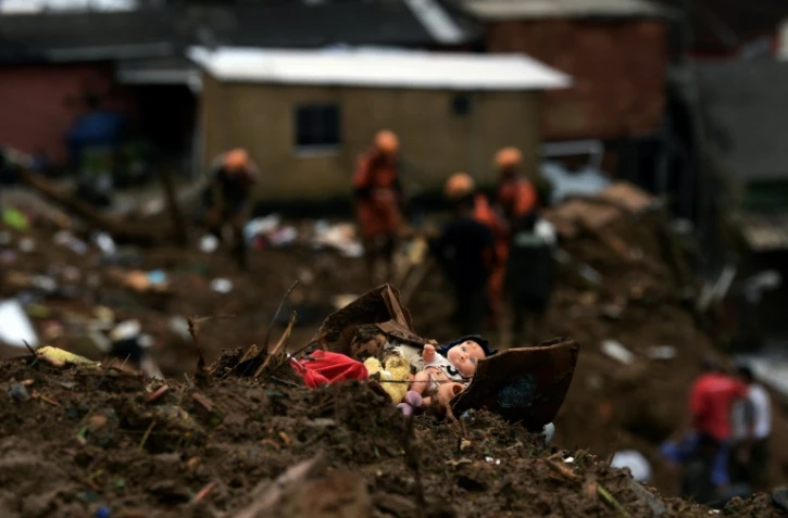 Une poupée dans les décombres à Pétropolis, au Brésil, le 16 février 2022 alors que les équipes de secours cherchent des survivants après des glissements de terrain