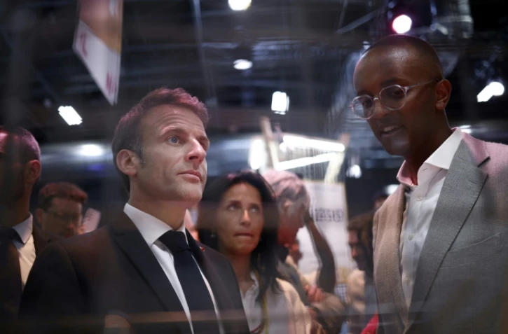 Le président français Emmanuel Macron (g) visite le salon de la tech VivaTech à Paris, le 14 juin 2023