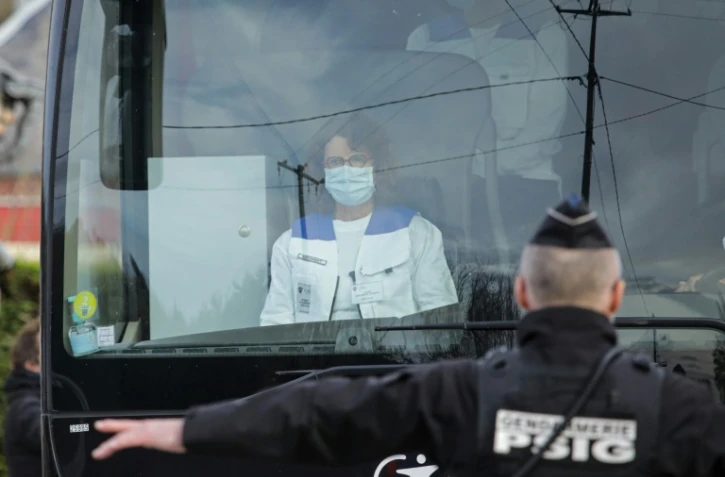 Un bus avec 34 Français rapatriés de Wuhan arrive au village de vacances "Normandy Garden" le 21 février 2020 à Branville en Normandie 

