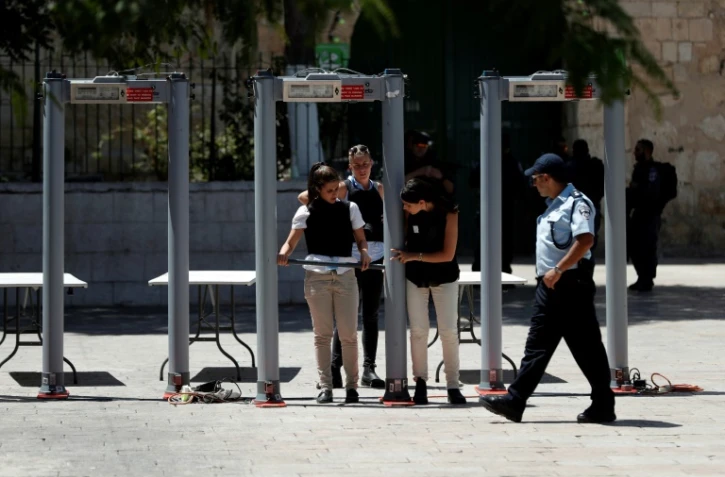 Des policiers israéliens installent des portiques détecteurs de métaux devant la Porte des Lions, conduisant à la Mosquée Al-Aqsa, le 16 juillet 2017 dans la Vieille ville de Jérusalem