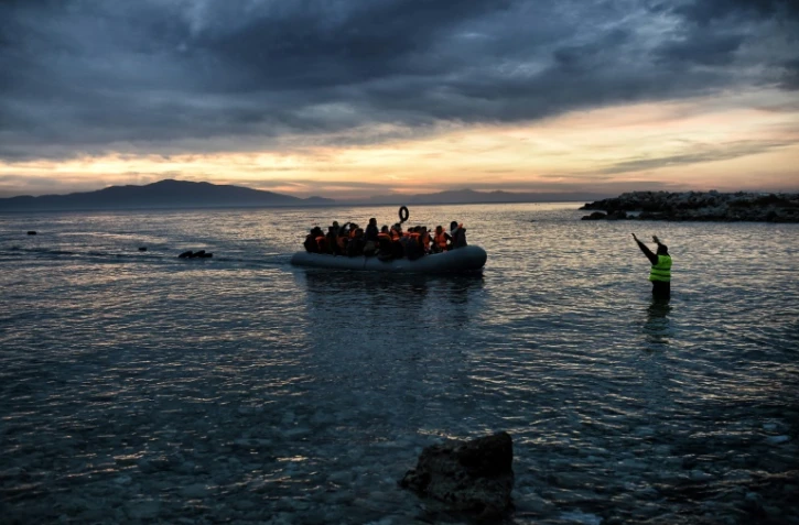 Vingt-et-une personnes sont mortes et au moins sept autres étaient recherchées après le naufrage d'un bateau qui transportait des migrants dans la mer Noire