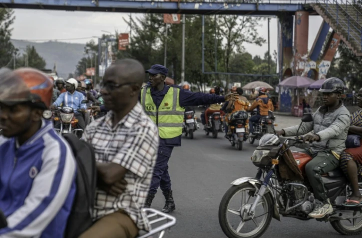 Un policier du groupe armé M23 dirige la circulation à un carrefour à Goma, en RDC, le 15 janvier 2026