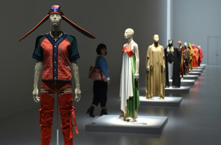 Des modèles du styliste japonais Issey Miyake exposés le 15 mars 2016 au National Art Center à Tokyo 