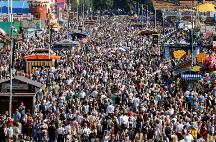 Des milliers visiteurs se promènent dans le Parc des expositions Theresienwiese à Munich, le 21 septembre 2025, à l'occasion de la 190e édition de la Fête de la bière. La Fête a été a été provisoirement fermée le 1er octobre 2025, après un incendie suivi d'une explosion dans le nord de la ville qui ont fait au moins un mort