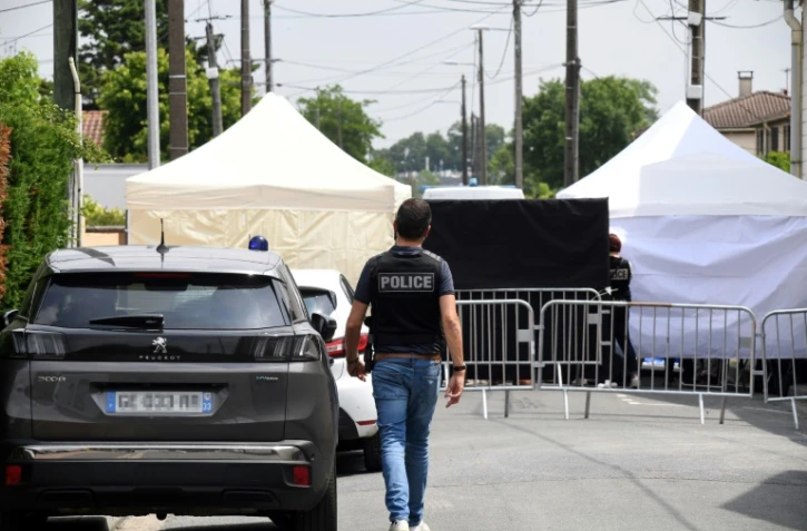Un policier participe, le 24 mai 2023, à la reconstitution du meurtre de Chahinez Daoud, tuée en 2021 à Mérignac, près de Bordeaux 