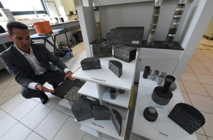 Le directeur du centre de recherche Eurovia, Ivan Drouadaine, montre différents prototypes de route du futur à Mérignac, le 6 juin 2016