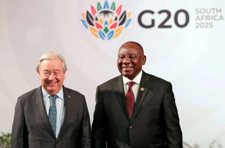 Le président sud-africain Cyril Ramaphosa (à droite) accueille le secrétaire général des Nations unies Antonio Guterres à son arrivée au sommet des dirigeants du G20 à Johannesburg (Afrique du Sud), le 22 novembre 2025