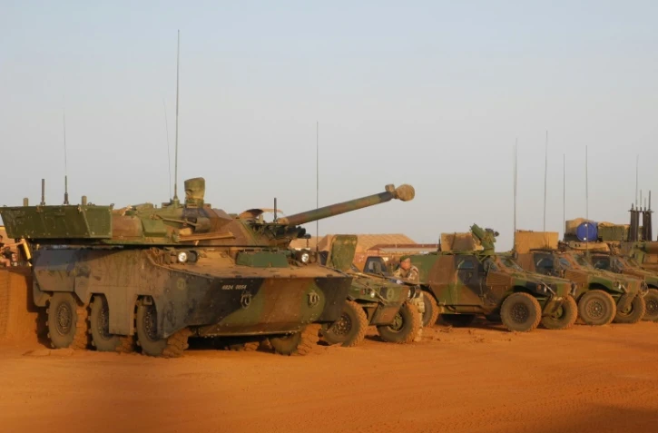 Des soldats de la force Barkhane près de leurs blindés, à la base de Gao au Mali, le 1er novembre 2017