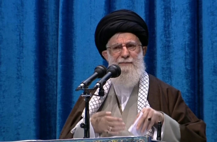 Capture écran d'une vidéo fournie par Iran Press news agency montrant le guide suprême d'Iran, l'ayatollah Ali Khamenei, lors d'un discours pour la prière hebdomadaire musulmane, le 17 janvier 2020
