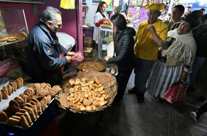 Des personnes font la queue pour acheter du pain le 31 juillet 2025 à La Paz, en Bolivie