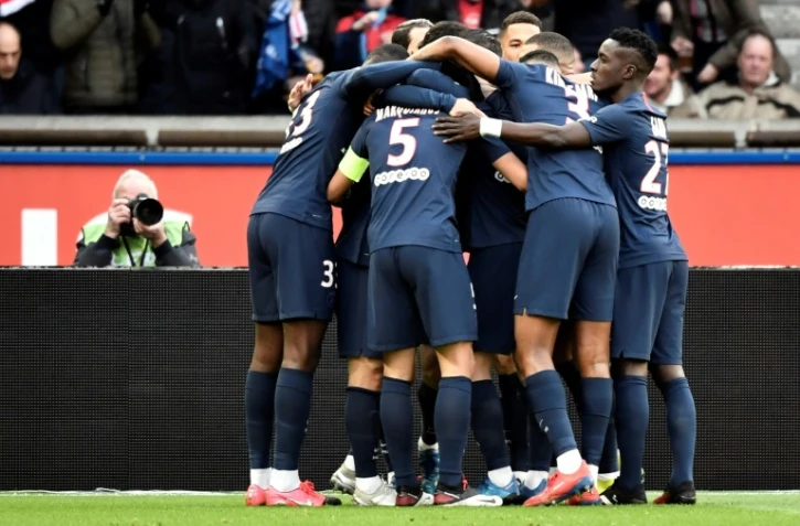 Le milieu offensif espagnol du PSG Pablo Sarabia enfoui sous ses coéquipiers après avoir marqué contre Dijon en Ligue 1 le 29 février 2020 au Parc des Princes à Paris