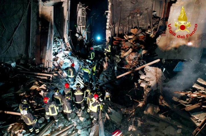 Photo diffusée par les pompiers italiens le 12 décembre 2021 montrant l'effondrement d'un immeuble de quatre étages à Ravanusa, en Sicile