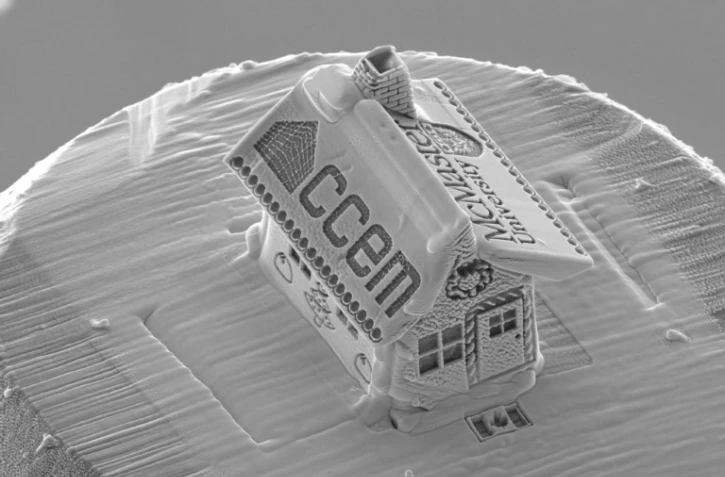 Image diffusée par l'université le 18 décembre 2019 de "la plus petite maison en pain d'épice du monde" réalisée par un chercheur canadien de l'université McMaster à Hamilton