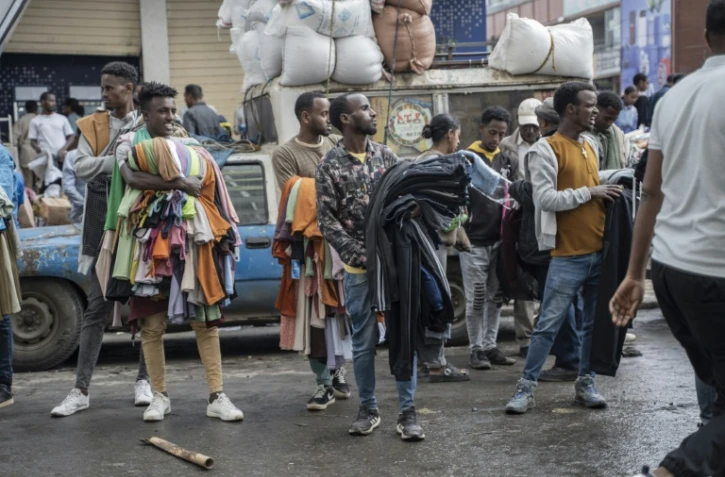 Des vendeurs de vêtements dans le quartier historique de Merkato à Addis-Abeba, en Ethiopie, le 14 septembre 2024