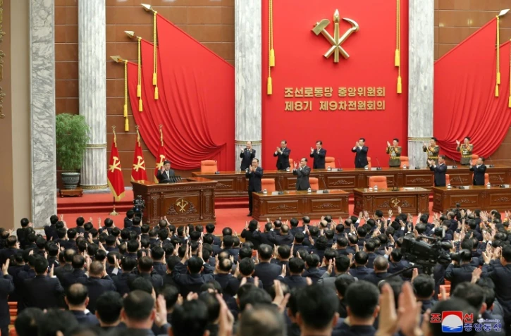 Le dirigeant nord-coréen Kim Jong Un est applaudi lors de la réunion plénière du Comité central du Parti des travailleurs de Corée, le 27 décembre 2023 à Pyongyang