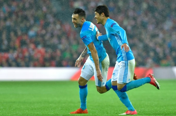 Le défenseur japonais Hiroki Saki (d) et le milieu de terrain argentin de l'Olympique de Marseille Lucas Ocampos buteur face à l'Athletic Bilbao en Coupe de la Ligue, à Bilbao, le 15 mars 2018