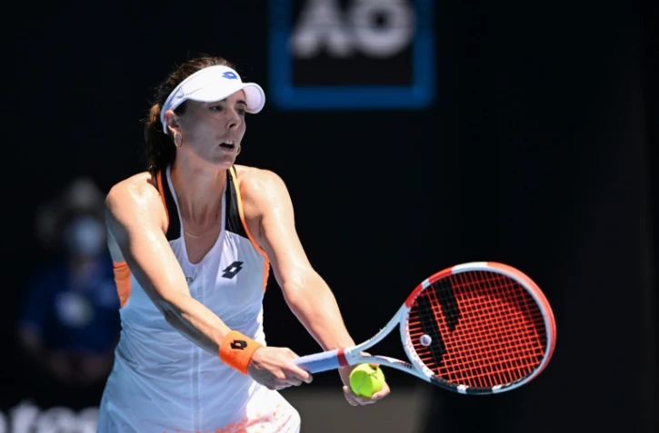 Alizé Cornet au service face à l'Américaine Danielle Collins en quart de finale de l'Open d'Australie, à Melbourne le 26 janvier 2022