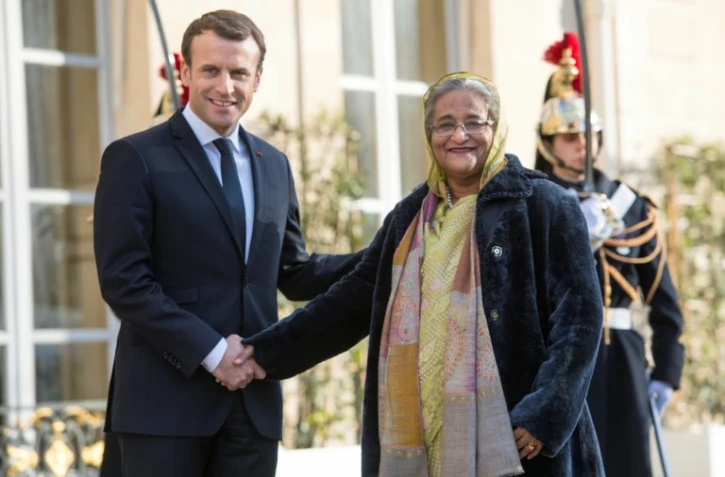 Le président français Emmanuel Macron accueille le 12 décembre 2017 à Paris la Première ministre du Bangladesh Sheikh Hasina pour un sommet sur le climat 