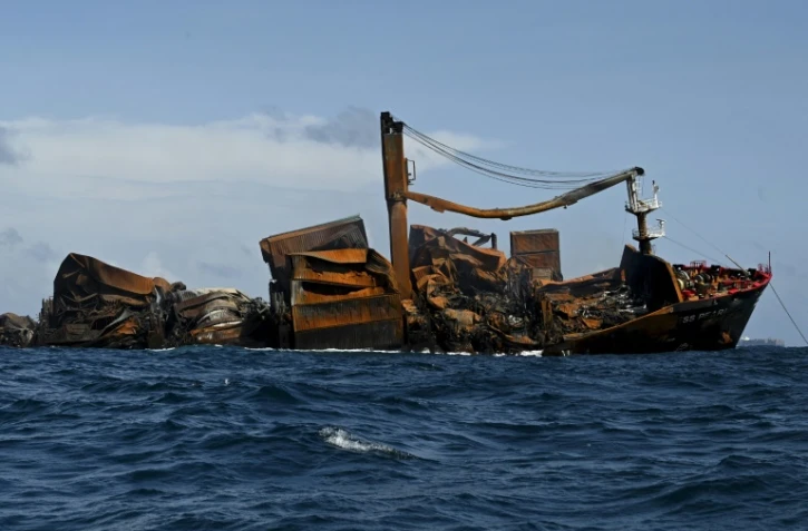 Le porte-conteneurs MV X-Press Pearl qui transporte des tonnes de matériel chimique et plastique sombre le 2 juin 2021 au large du port de Colombo après avoir été victime d'un incendie