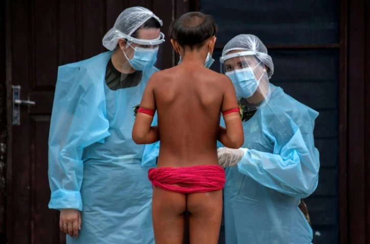 Des médecins militaires brésiliens parlent avec un membre de l'ethnie Yanomami à Surucucu, dans l'Etat de Roraima, le 1er juillet 2020