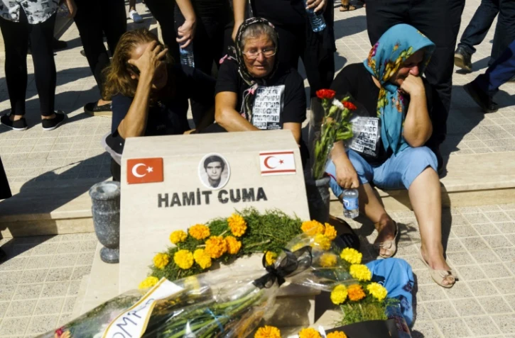 Des Chypriotes turcs assistent à une cérémonie funéraire en hommage aux disparus lors des affrontements de 1974, le 15 août 2016 au cimetière du village de Tashkent, en République turque de Chypre du nord