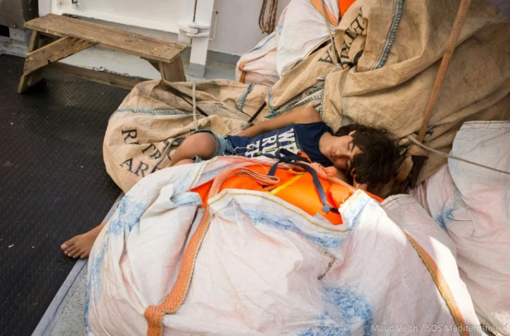 Photo distribuée par l'ONG SOS Méditerranée le 25 septembre 2018 montrant un migrant endormi sur le navire humanitaire Aquarius 