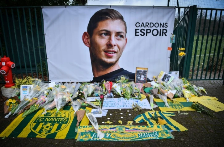 Portrait géant du regretté Emiliano Sala accroché au centre d'entraînement du FC Nantes, La Jonelière, le 25 janvier 2019 quelques jours après sa disparition en mer