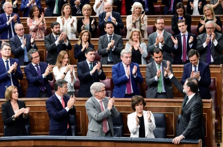 Le chef du gouvernement espagnol Mariano Rajoy (en bas à droite) applaudi par les membres de son parti au Parlement avant un vote sur une motion de censure, à Madrid le 1er juin 2018