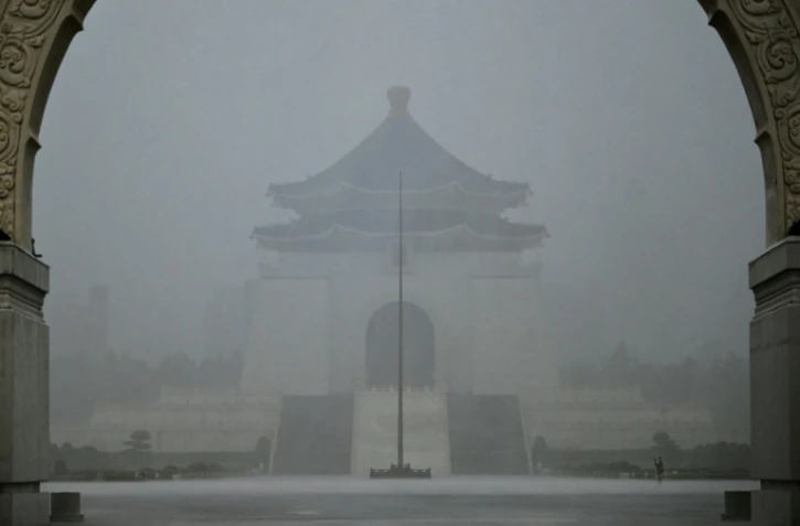 Le mémorial de Chiang Kai-shek sous de fortes pluies causées par le typhon Gaemi à Taipei le 24 juillet 2024