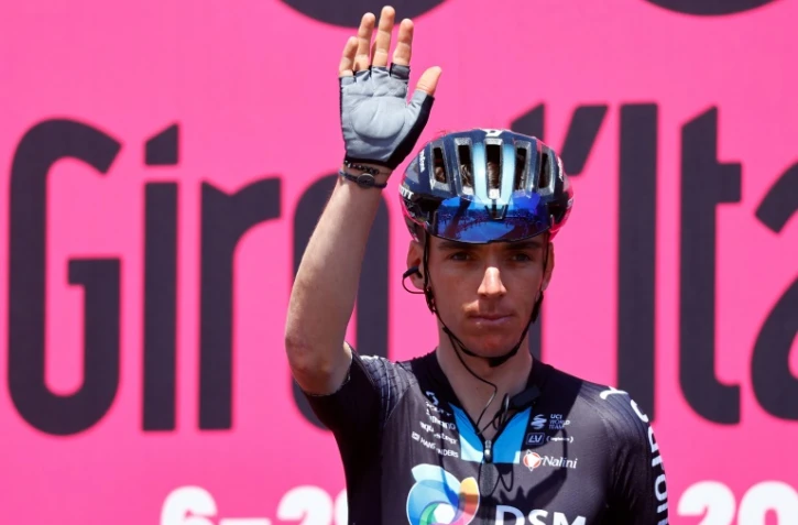 Le Français Romain Bardet de l'équipe DSM lors du podium de présentation de la 6e étape du Giro le 12 mai 2022 à Palmi en Italie  