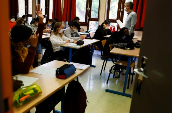 Rentrée 2020 dans un collège parisien. Depuis des années, de nombreux profs le disent: ils sont "en première ligne". Quatre enseignants de collège public ont accepté de confier, chaque semaine, leur expérience de terrain à l'AFP.