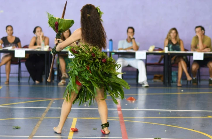 Une élève polynésienne, devant un jury, danse le ori tahiti, une épreuve facultative du bac, le 8 avril 2019