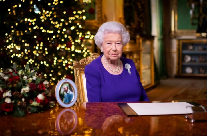 Photo publiée le 24 décembre 2020 de la reine Elizabeth II posant pour les photographes après son allocution de Noël depuis le château de Windsor (ouest de Londres)