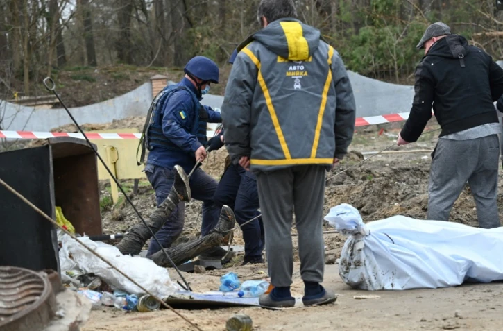 Un corps est remonté d'une fosse près de Bouzova, à l'ouest de Kiev, le 10 avril 2022 en Ukraine