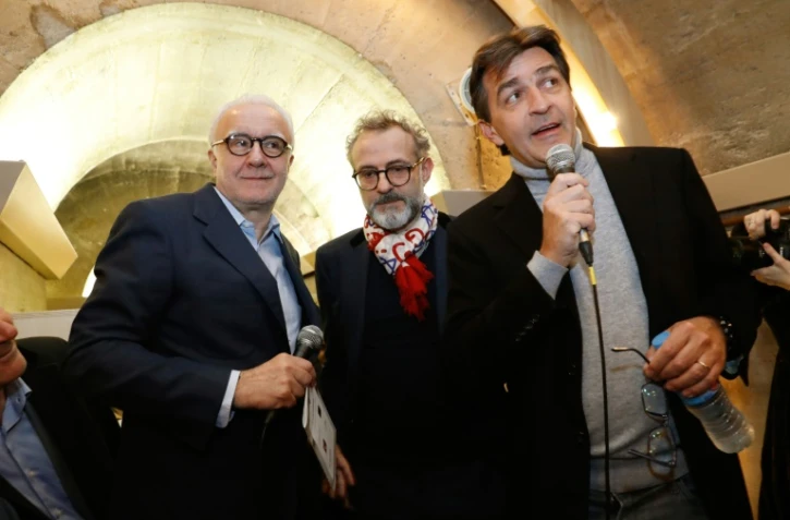 Les chefs Massimo Bottura (C), Alain Ducasse (G) et Yannick Alleno (D), le  15 mars 2018, lors de l'inauguration du "Refettorio", restaurant solidaire installé dans les cryptes de l'église de la Madeleine à Paris
