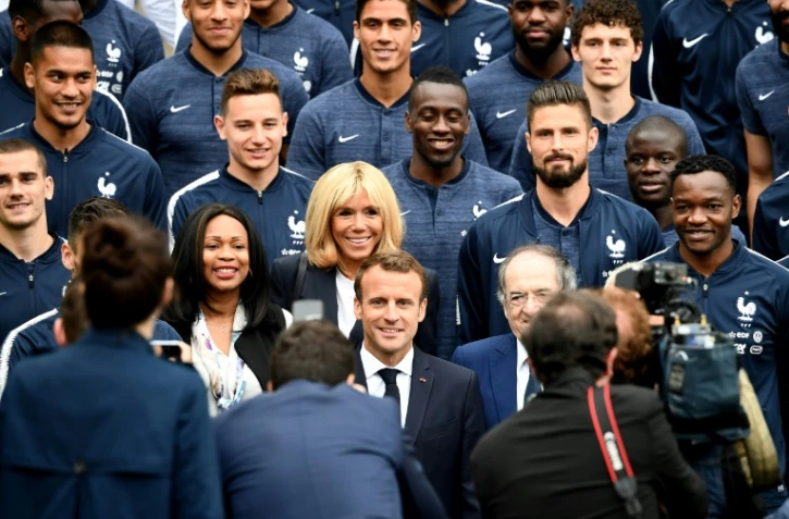 Le président de la République Emmanuel Macron (c) et son épouse posent avec les Bleus au centre d'entraînement de Clairefontaine, le 5 juin 2018