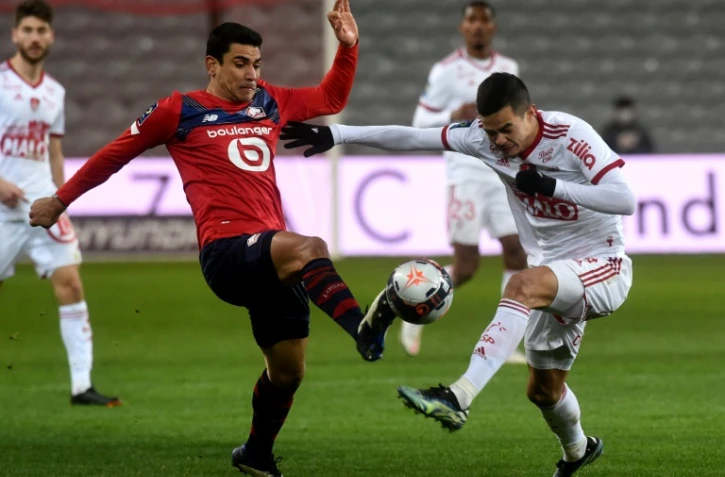 Le milieu de Lille, Benjamin André (g), dispute le ballon au milieu de Brest, Romain Faivre, lors du match de Ligue 1 à Villeneuve-d'Ascq, le 14 février 2021