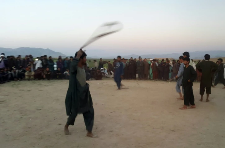 Des fermiers afghans fêtent une récolte de pavot exceptionnelle le 29 avril 2016 à Naqil