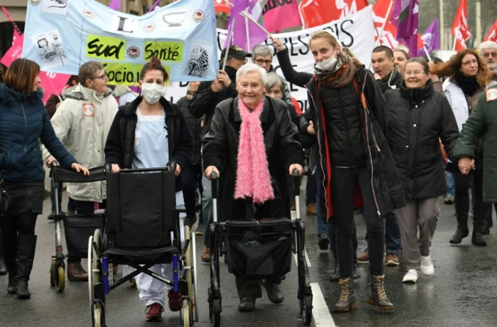 Une femme âgée entourée d'employées d'un EHPAD, défile à Quimper, le 30 janvier 2018