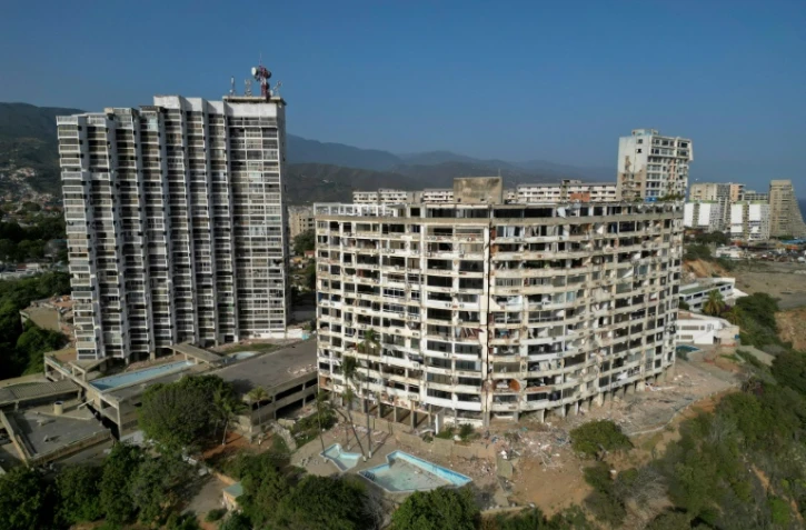 Un immeuble résidentiel partiellement effondré à Catia La Mar, dans l'Etat de La Guaira, au Venezuela, le 27 juin 2026