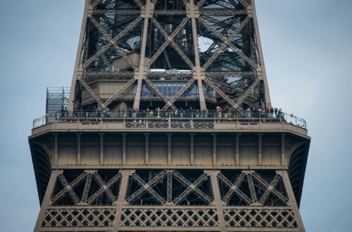 Des visiteurs profitent du deuxième étage de la Tour Eiffel, à Paris, le 29 avril 2022