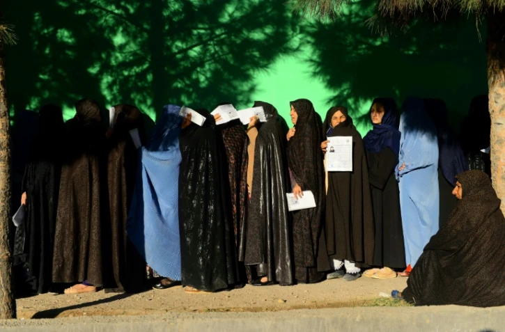 Des Afghanes font la queue pour voter à Herat, le 20 octobre 2018