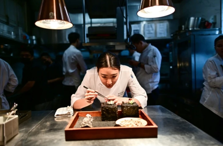 La cheffe Pichaya "Pam" Soontornyanakij, récompensée par une étoile au guide Michelin, dans les cuisines de son  restaurant Podong, le 9 juin 2023 à Bangkok, en Thaïlande